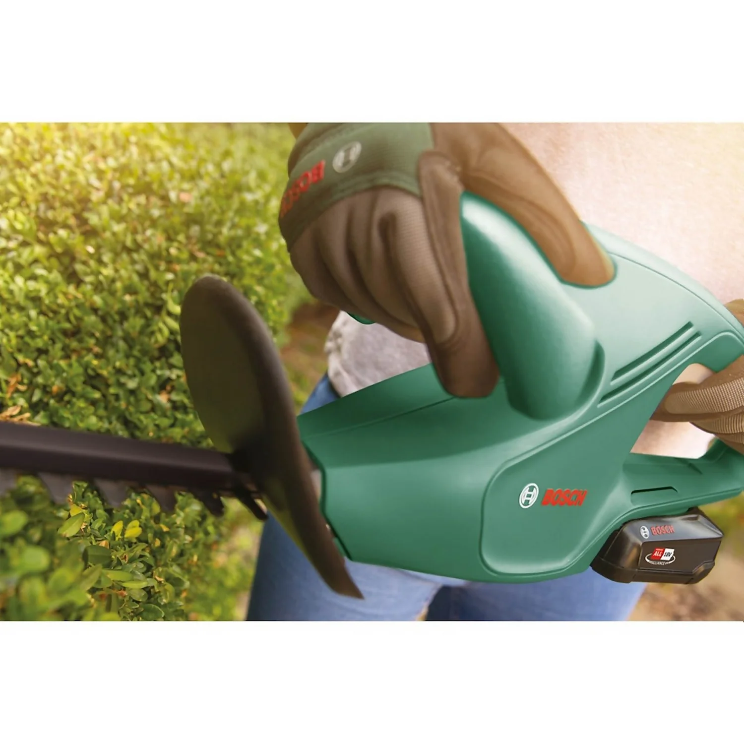 Bosch EasyHedgeCut 18-45 Hedge Trimmer - Image 10