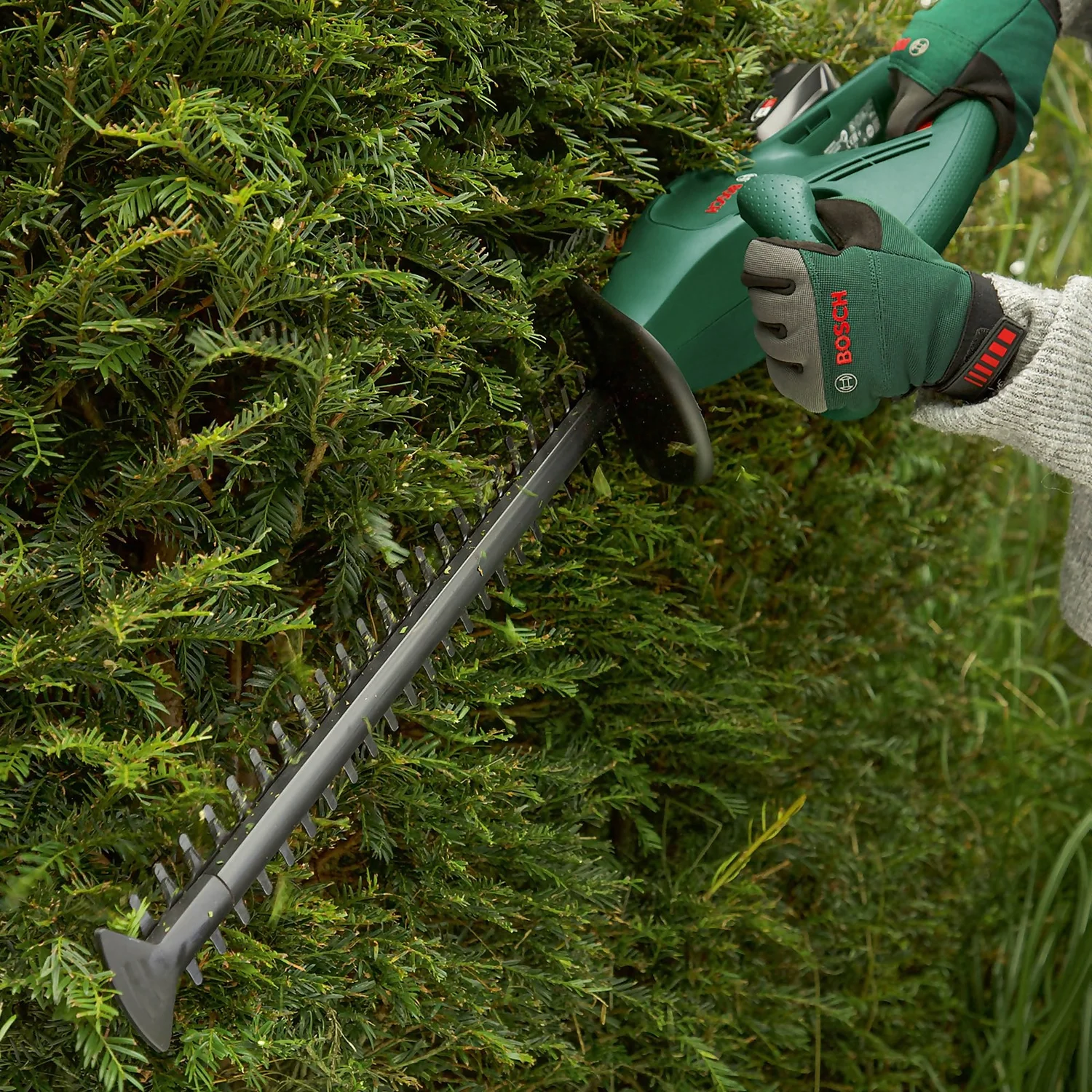 Bosch EasyHedgeCut 18-45 Hedge Trimmer - Image 7