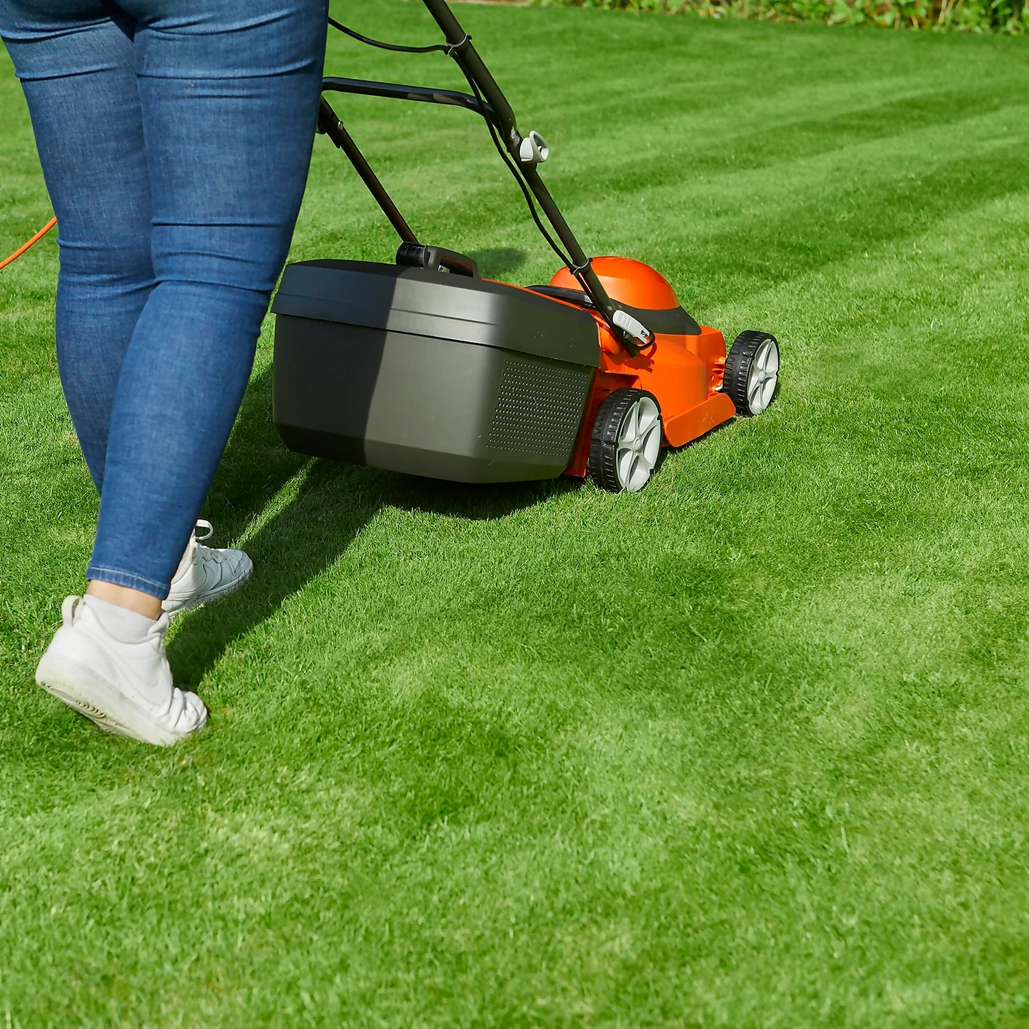 Flymo 1200W EasiStore 300R Electric Lawn Mower - 30cm - Image 4