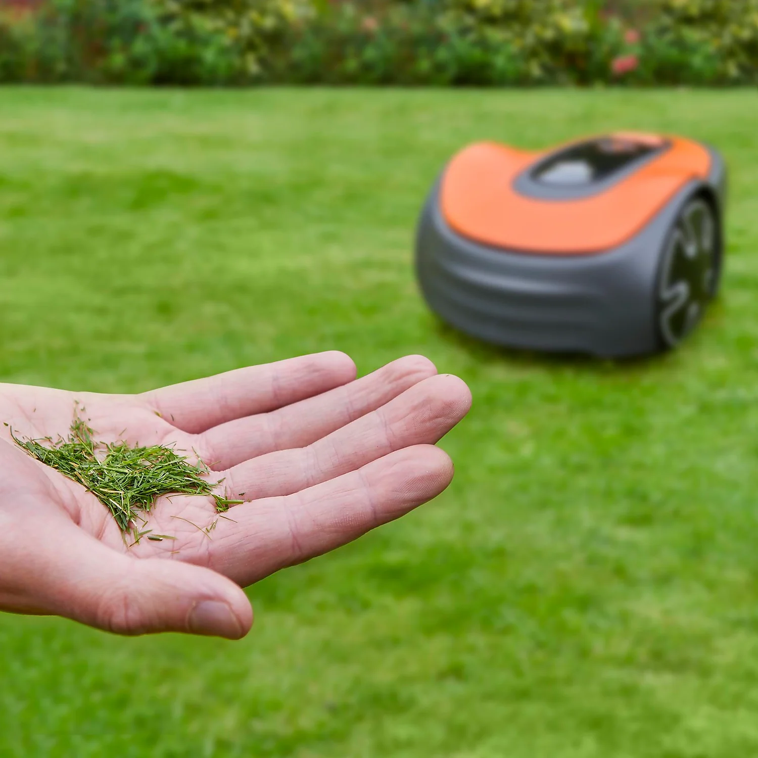 Flymo EasiLife GO 500 Cordless Robot Lawn Mower - 16cm - Image 7